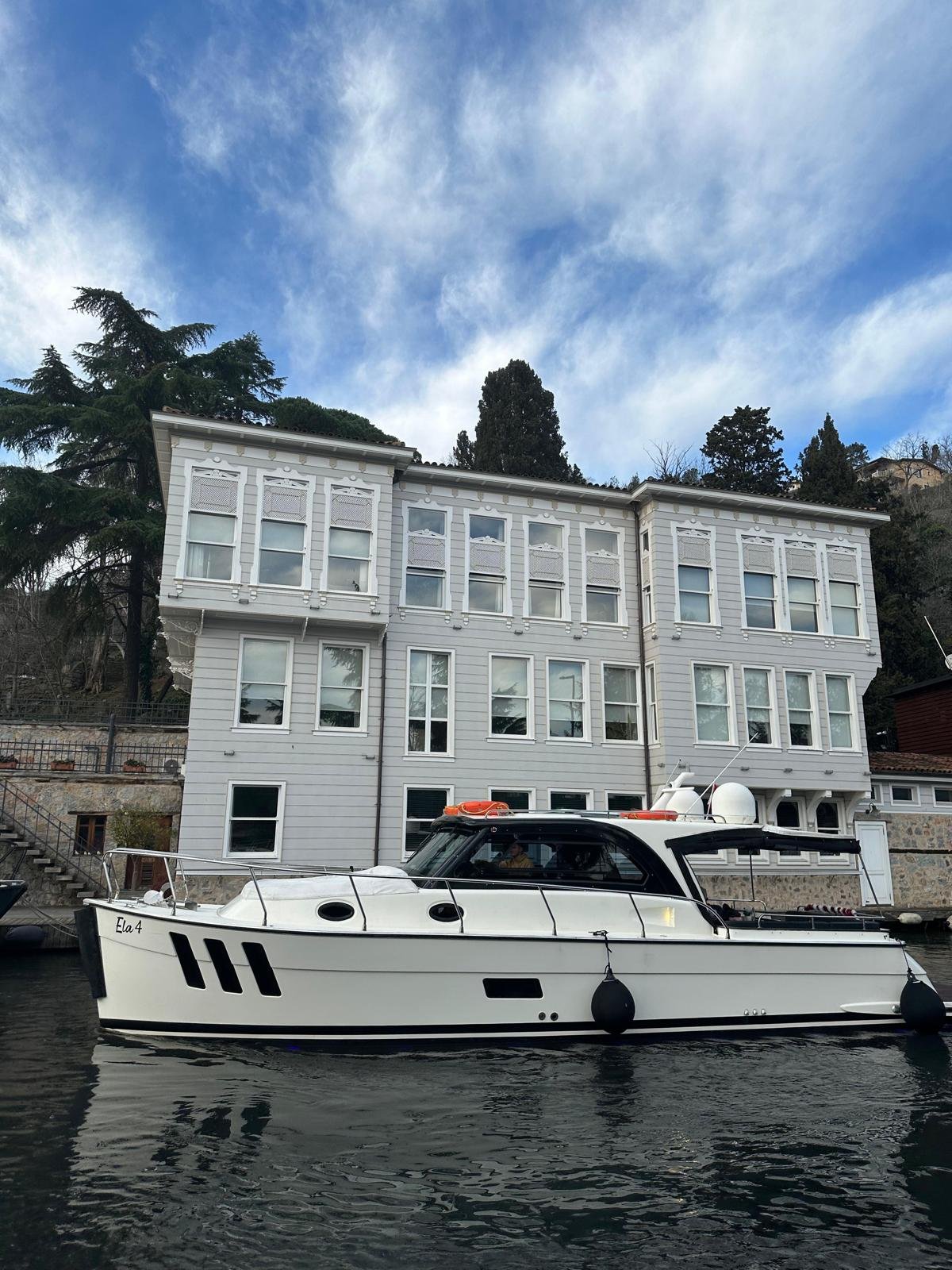 Ela Yatçılık teknesi yalı önünde